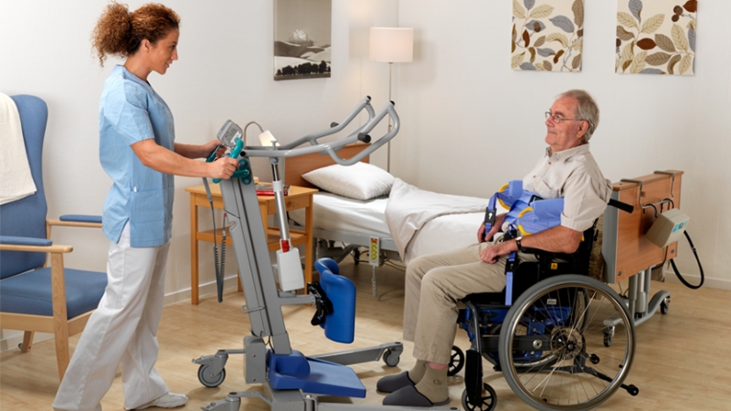 ArjoHuntleigh-dvigovanje-spuscanje-sedenje-Sara-3000-vreca-invalidski vozicek